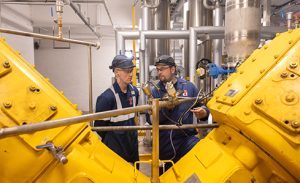 A Tennent's glasgowi sörfőzdéjében üzemelő CO₂ kompresszor állomás rutinellenőrzése, amely a nyers erjesztési gázt dolgozza fel és nyomja 18 bar-ra